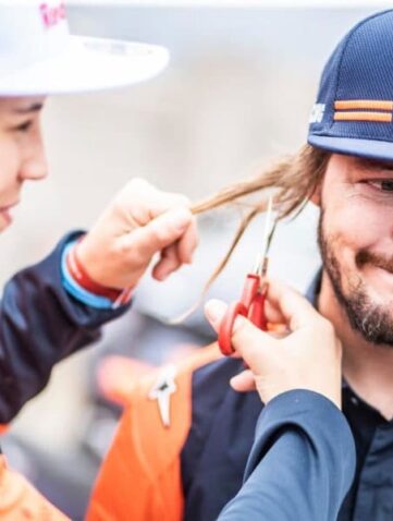 Laia coupe les cheveux de Toby Price