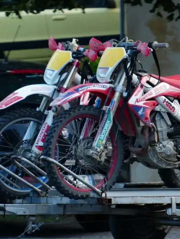 transporter une moto sur une remorque