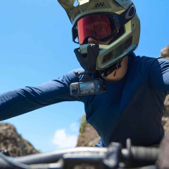 Enduriste avec caméra embarquée