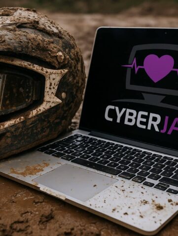 Casque enduro et macbook, Cyber Jay campagne
