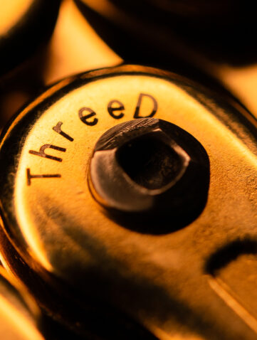 Chaîne moto EK Chain ThreeD dorée en gros plan