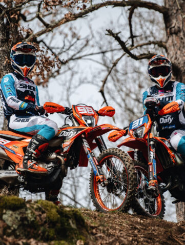 Pilotes Dafy Moto sur KTM lors d’un shooting photo enduro en forêt avec leurs motos de compétition.