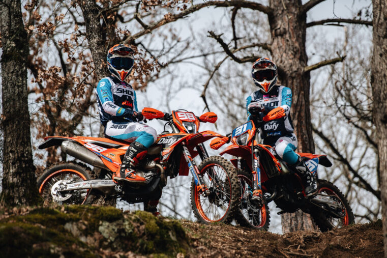 Pilotes Dafy Moto sur KTM lors d’un shooting photo enduro en forêt avec leurs motos de compétition.