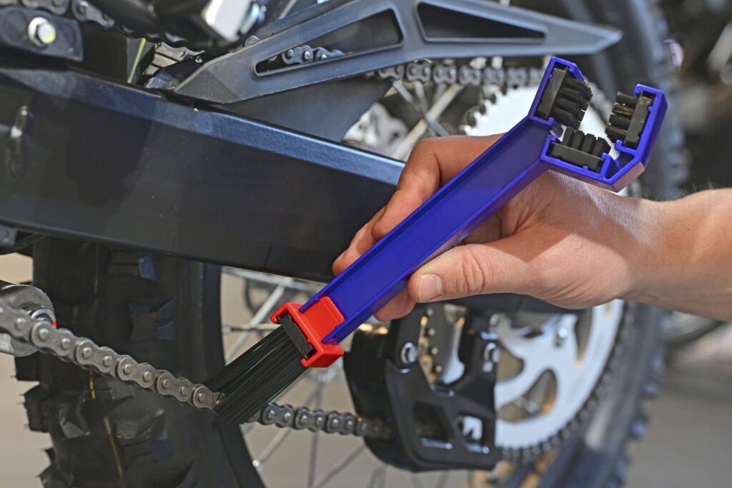 Brosse Liqui Moly utilisée pour nettoyer la chaîne d’une moto d’enduro