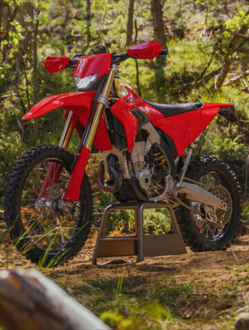 Ducati Desmo450 EDS sur béquille d'atelier en forêt, vue de profil