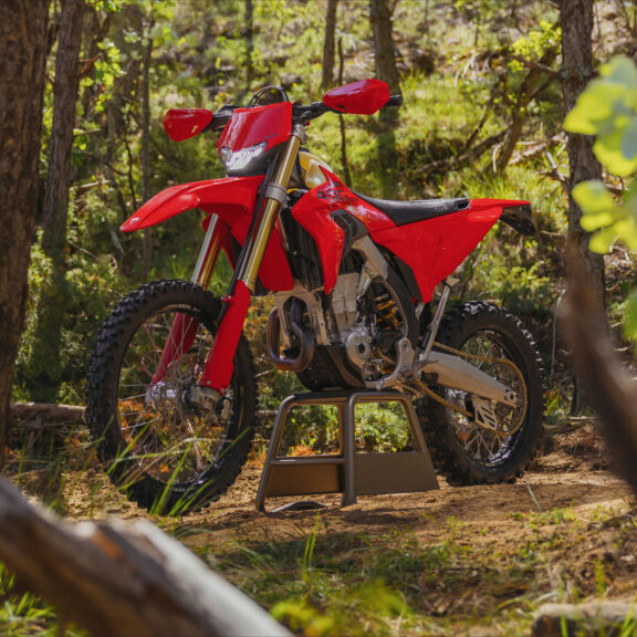 Ducati Desmo450 EDS sur béquille d'atelier en forêt, vue de profil