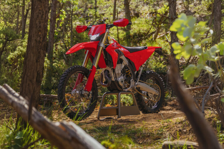 Ducati Desmo450 EDS sur béquille d'atelier en forêt, vue de profil