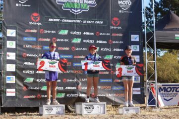 Podium 65 Poussins Féminines à Mende : Quinn Chardon, casquette Outsiders, sur la première marche