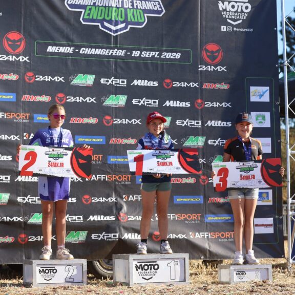 Podium 65 Poussins Féminines à Mende : Quinn Chardon, casquette Outsiders, sur la première marche