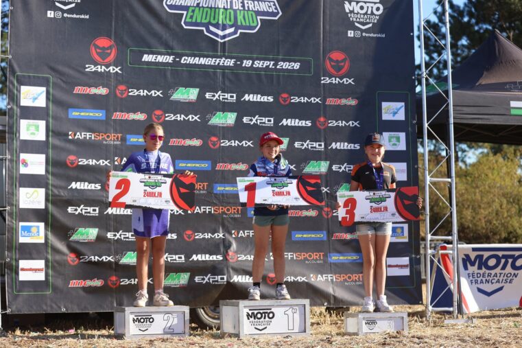 Podium 65 Poussins Féminines à Mende : Quinn Chardon, casquette Outsiders, sur la première marche